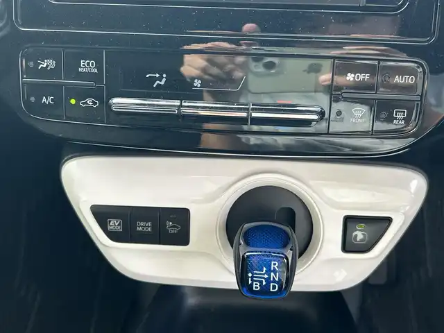 トヨタ プリウス S 埼玉県 2016(平28)年 7万km アティチュードブラックマイカ 登録時69904km/ワンオーナー/純正ナビ/（FM/AM/TV/BT）/バックカメラ/クルーズコントロール追従有/ETC/LEDヘッドライト/純正フロアマット/純正ドアバイザー/トノカバー/電動格納ミラー/革巻きステアリング/ステアリングスイッチ/電動格納ミラー/フロントフォグ/フルオートエアコン/プッシュスタート/スマートキー/スペアキー1本/保証書/車両取扱説明書