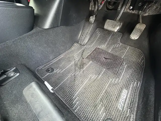 トヨタ プリウス S 埼玉県 2016(平28)年 7万km アティチュードブラックマイカ 登録時69904km/ワンオーナー/純正ナビ/（FM/AM/TV/BT）/バックカメラ/クルーズコントロール追従有/ETC/LEDヘッドライト/純正フロアマット/純正ドアバイザー/トノカバー/電動格納ミラー/革巻きステアリング/ステアリングスイッチ/電動格納ミラー/フロントフォグ/フルオートエアコン/プッシュスタート/スマートキー/スペアキー1本/保証書/車両取扱説明書