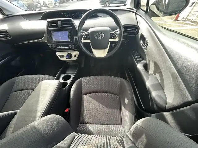 トヨタ プリウス S 埼玉県 2016(平28)年 7万km アティチュードブラックマイカ 登録時69904km/ワンオーナー/純正ナビ/（FM/AM/TV/BT）/バックカメラ/クルーズコントロール追従有/ETC/LEDヘッドライト/純正フロアマット/純正ドアバイザー/トノカバー/電動格納ミラー/革巻きステアリング/ステアリングスイッチ/電動格納ミラー/フロントフォグ/フルオートエアコン/プッシュスタート/スマートキー/スペアキー1本/保証書/車両取扱説明書