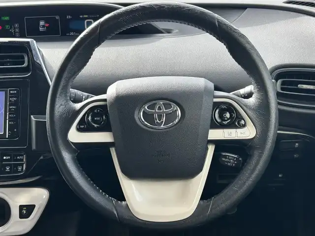 トヨタ プリウス S 埼玉県 2016(平28)年 7万km アティチュードブラックマイカ 登録時69904km/ワンオーナー/純正ナビ/（FM/AM/TV/BT）/バックカメラ/クルーズコントロール追従有/ETC/LEDヘッドライト/純正フロアマット/純正ドアバイザー/トノカバー/電動格納ミラー/革巻きステアリング/ステアリングスイッチ/電動格納ミラー/フロントフォグ/フルオートエアコン/プッシュスタート/スマートキー/スペアキー1本/保証書/車両取扱説明書