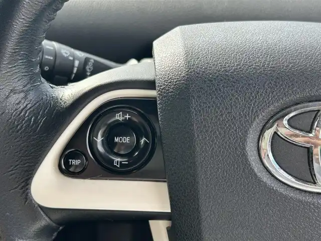 トヨタ プリウス S 埼玉県 2016(平28)年 7万km アティチュードブラックマイカ 登録時69904km/ワンオーナー/純正ナビ/（FM/AM/TV/BT）/バックカメラ/クルーズコントロール追従有/ETC/LEDヘッドライト/純正フロアマット/純正ドアバイザー/トノカバー/電動格納ミラー/革巻きステアリング/ステアリングスイッチ/電動格納ミラー/フロントフォグ/フルオートエアコン/プッシュスタート/スマートキー/スペアキー1本/保証書/車両取扱説明書