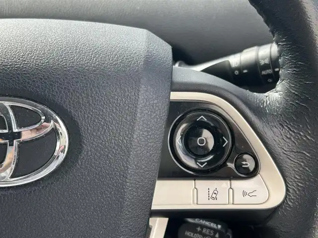 トヨタ プリウス S 埼玉県 2016(平28)年 7万km アティチュードブラックマイカ 登録時69904km/ワンオーナー/純正ナビ/（FM/AM/TV/BT）/バックカメラ/クルーズコントロール追従有/ETC/LEDヘッドライト/純正フロアマット/純正ドアバイザー/トノカバー/電動格納ミラー/革巻きステアリング/ステアリングスイッチ/電動格納ミラー/フロントフォグ/フルオートエアコン/プッシュスタート/スマートキー/スペアキー1本/保証書/車両取扱説明書