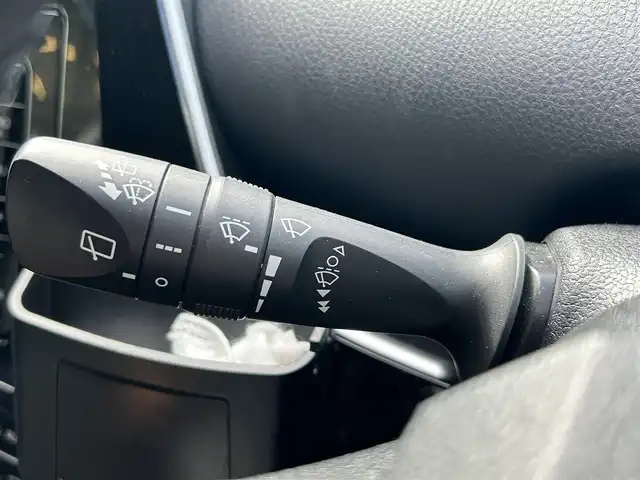 トヨタ プリウス S 埼玉県 2016(平28)年 7万km アティチュードブラックマイカ 登録時69904km/ワンオーナー/純正ナビ/（FM/AM/TV/BT）/バックカメラ/クルーズコントロール追従有/ETC/LEDヘッドライト/純正フロアマット/純正ドアバイザー/トノカバー/電動格納ミラー/革巻きステアリング/ステアリングスイッチ/電動格納ミラー/フロントフォグ/フルオートエアコン/プッシュスタート/スマートキー/スペアキー1本/保証書/車両取扱説明書