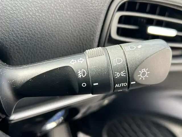 トヨタ プリウス S 埼玉県 2016(平28)年 7万km アティチュードブラックマイカ 登録時69904km/ワンオーナー/純正ナビ/（FM/AM/TV/BT）/バックカメラ/クルーズコントロール追従有/ETC/LEDヘッドライト/純正フロアマット/純正ドアバイザー/トノカバー/電動格納ミラー/革巻きステアリング/ステアリングスイッチ/電動格納ミラー/フロントフォグ/フルオートエアコン/プッシュスタート/スマートキー/スペアキー1本/保証書/車両取扱説明書