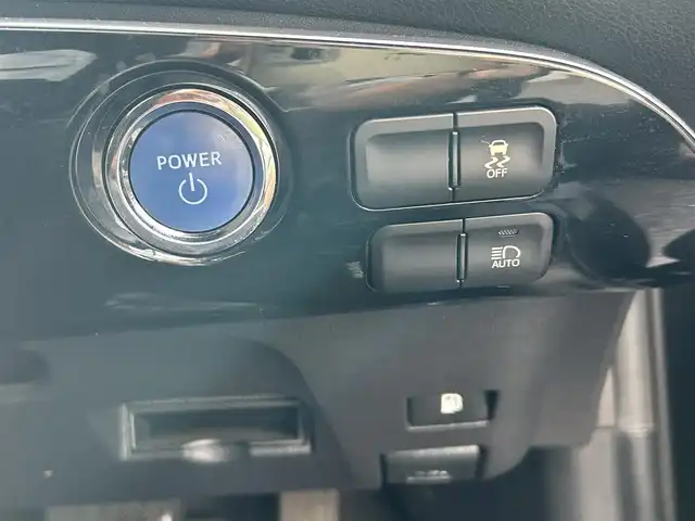 トヨタ プリウス S 埼玉県 2016(平28)年 7万km アティチュードブラックマイカ 登録時69904km/ワンオーナー/純正ナビ/（FM/AM/TV/BT）/バックカメラ/クルーズコントロール追従有/ETC/LEDヘッドライト/純正フロアマット/純正ドアバイザー/トノカバー/電動格納ミラー/革巻きステアリング/ステアリングスイッチ/電動格納ミラー/フロントフォグ/フルオートエアコン/プッシュスタート/スマートキー/スペアキー1本/保証書/車両取扱説明書