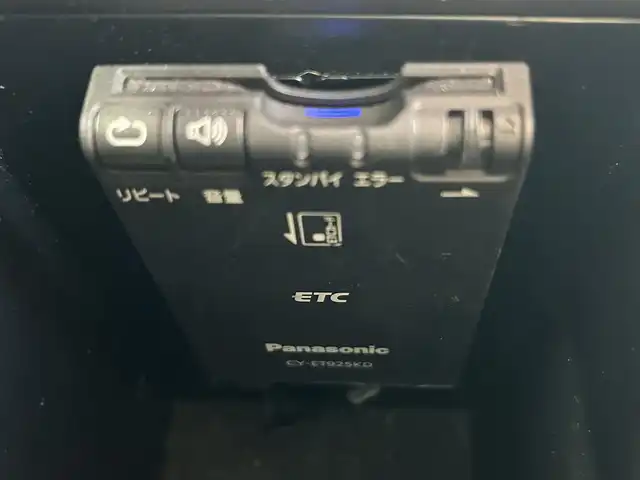 トヨタ プリウス S 埼玉県 2016(平28)年 7万km アティチュードブラックマイカ 登録時69904km/ワンオーナー/純正ナビ/（FM/AM/TV/BT）/バックカメラ/クルーズコントロール追従有/ETC/LEDヘッドライト/純正フロアマット/純正ドアバイザー/トノカバー/電動格納ミラー/革巻きステアリング/ステアリングスイッチ/電動格納ミラー/フロントフォグ/フルオートエアコン/プッシュスタート/スマートキー/スペアキー1本/保証書/車両取扱説明書