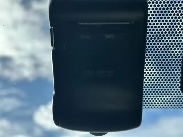 トヨタ プリウス S 埼玉県 2016(平28)年 7万km アティチュードブラックマイカ 登録時69904km/ワンオーナー/純正ナビ/（FM/AM/TV/BT）/バックカメラ/クルーズコントロール追従有/ETC/LEDヘッドライト/純正フロアマット/純正ドアバイザー/トノカバー/電動格納ミラー/革巻きステアリング/ステアリングスイッチ/電動格納ミラー/フロントフォグ/フルオートエアコン/プッシュスタート/スマートキー/スペアキー1本/保証書/車両取扱説明書