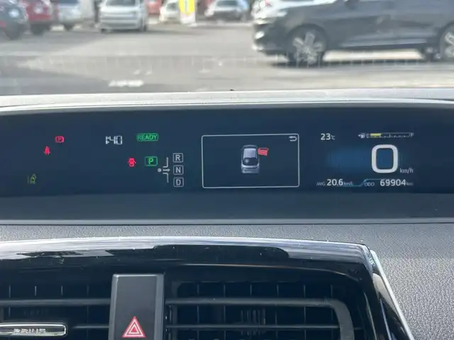 トヨタ プリウス S 埼玉県 2016(平28)年 7万km アティチュードブラックマイカ 登録時69904km/ワンオーナー/純正ナビ/（FM/AM/TV/BT）/バックカメラ/クルーズコントロール追従有/ETC/LEDヘッドライト/純正フロアマット/純正ドアバイザー/トノカバー/電動格納ミラー/革巻きステアリング/ステアリングスイッチ/電動格納ミラー/フロントフォグ/フルオートエアコン/プッシュスタート/スマートキー/スペアキー1本/保証書/車両取扱説明書