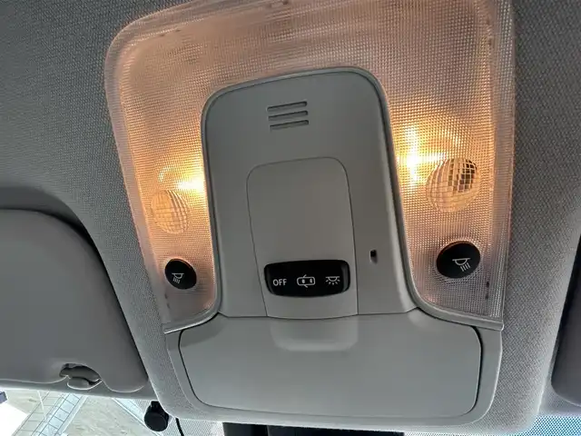 トヨタ プリウス S 埼玉県 2016(平28)年 7万km アティチュードブラックマイカ 登録時69904km/ワンオーナー/純正ナビ/（FM/AM/TV/BT）/バックカメラ/クルーズコントロール追従有/ETC/LEDヘッドライト/純正フロアマット/純正ドアバイザー/トノカバー/電動格納ミラー/革巻きステアリング/ステアリングスイッチ/電動格納ミラー/フロントフォグ/フルオートエアコン/プッシュスタート/スマートキー/スペアキー1本/保証書/車両取扱説明書