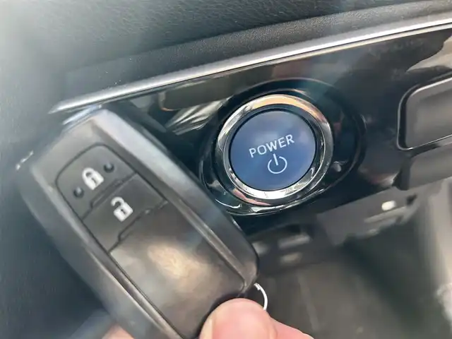 トヨタ プリウス S 埼玉県 2016(平28)年 7万km アティチュードブラックマイカ 登録時69904km/ワンオーナー/純正ナビ/（FM/AM/TV/BT）/バックカメラ/クルーズコントロール追従有/ETC/LEDヘッドライト/純正フロアマット/純正ドアバイザー/トノカバー/電動格納ミラー/革巻きステアリング/ステアリングスイッチ/電動格納ミラー/フロントフォグ/フルオートエアコン/プッシュスタート/スマートキー/スペアキー1本/保証書/車両取扱説明書