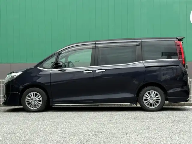 トヨタ エスクァイア Gi 千葉県 2015(平27)年 3.6万km スパークリングブラックパールクリスタルシャイン 社外SDナビ/フルセグTV/CD/DVD/Bluetooth/フリップダウンモニター/クルーズコントロール/両側パワースライドドア/ETC/バックカメラ/レザーシート/D/N席シートヒーター/オートハイビーム/LEDヘッドライト/スマートキー/プッシュスタート/純正15インチAW