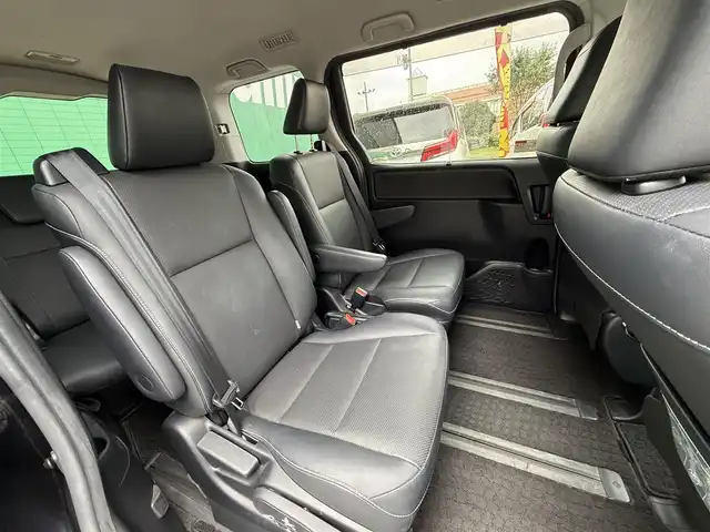 トヨタ エスクァイア Gi 千葉県 2015(平27)年 3.6万km スパークリングブラックパールクリスタルシャイン 社外SDナビ/フルセグTV/CD/DVD/Bluetooth/フリップダウンモニター/クルーズコントロール/両側パワースライドドア/ETC/バックカメラ/レザーシート/D/N席シートヒーター/オートハイビーム/LEDヘッドライト/スマートキー/プッシュスタート/純正15インチAW