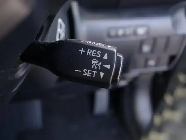 レクサス ＩＳ 300h 山形県 2013(平25)年 6.6万km ブラック 純正SDナビ/　　【CD DVD BD BT フルセグ USB AUX MSV】/バックカメラ/レーダークルーズコントロール/LEDオートヘッドライト/ハーフレザーシート/シートヒーター/純正17インチアルミホイール/コーナーセンサー/ステアリングスイッチ/パドルシフト/電動格納ウィンカーミラー/フォグランプ/スマートキー/ETC2.0