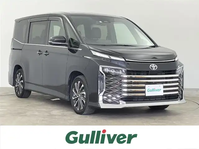 トヨタ ヴォクシー S－Z 千葉県 2022(令4)年 1.6万km グリッターブラックガラスフレーク 禁煙車/快適利便パッケージ/トヨタセーフティセンス/・プリクラッシュセーフティ/・レーントレーシングアシスト/・レーダークルーズコントロール/・オートマチックハイビーム/・プロアクティブドライビングアシスト/・アダプティブハイビームシステム/・ロードサインアシスト/フリップダウンモニター/オットマン/ETC2.0/両側パワースライドドア/純正ディスプレイナビ/CD/DVD/Bluetooth/フルセグTV/バックカメラ/レーダークルーズコントロール/LEDオートライト/ハーフレザーシート/シートヒーター/純正17インチアルミホイール/プッシュスタート/スマートキー/パワーバックドア
