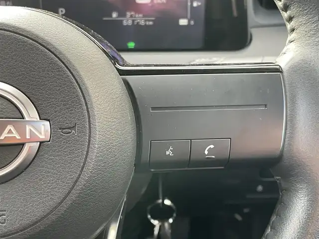 日産 ノート X FOUR 島根県 2023(令5)年 6.9万km ダークメタルグレー 4WD/社外メモリナビ　/(AM/FM/Ｂｌｕｅｔｏｏｔｈ接続)/前方ドライブレコーダー/ＥＴＣ　/バックカメラ　/インテリジェント　エマージェンシーブレーキ/レーンアシスト/後側方車両検知警報システム/前後コーナーセンサー/前席シートヒーター　/ステアリングヒーター/電動パーキングブレーキ/オートホールド　/オートハイビーム/ライト　/純正フロアマット/スペアキー1本