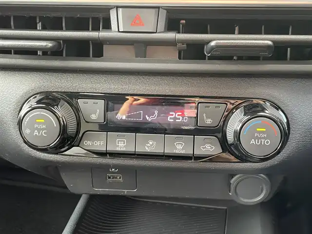 日産 ノート X FOUR 島根県 2023(令5)年 6.9万km ダークメタルグレー 4WD/社外メモリナビ　/(AM/FM/Ｂｌｕｅｔｏｏｔｈ接続)/前方ドライブレコーダー/ＥＴＣ　/バックカメラ　/インテリジェント　エマージェンシーブレーキ/レーンアシスト/後側方車両検知警報システム/前後コーナーセンサー/前席シートヒーター　/ステアリングヒーター/電動パーキングブレーキ/オートホールド　/オートハイビーム/ライト　/純正フロアマット/スペアキー1本