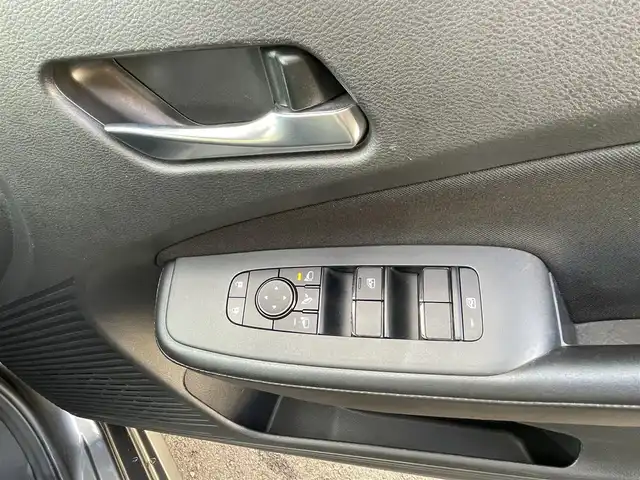 日産 ノート X FOUR 島根県 2023(令5)年 6.9万km ダークメタルグレー 4WD/社外メモリナビ　/(AM/FM/Ｂｌｕｅｔｏｏｔｈ接続)/前方ドライブレコーダー/ＥＴＣ　/バックカメラ　/インテリジェント　エマージェンシーブレーキ/レーンアシスト/後側方車両検知警報システム/前後コーナーセンサー/前席シートヒーター　/ステアリングヒーター/電動パーキングブレーキ/オートホールド　/オートハイビーム/ライト　/純正フロアマット/スペアキー1本