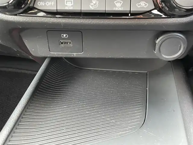 日産 ノート X FOUR 島根県 2023(令5)年 6.9万km ダークメタルグレー 4WD/社外メモリナビ　/(AM/FM/Ｂｌｕｅｔｏｏｔｈ接続)/前方ドライブレコーダー/ＥＴＣ　/バックカメラ　/インテリジェント　エマージェンシーブレーキ/レーンアシスト/後側方車両検知警報システム/前後コーナーセンサー/前席シートヒーター　/ステアリングヒーター/電動パーキングブレーキ/オートホールド　/オートハイビーム/ライト　/純正フロアマット/スペアキー1本