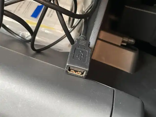 日産 ノート X FOUR 島根県 2023(令5)年 6.9万km ダークメタルグレー 4WD/社外メモリナビ　/(AM/FM/Ｂｌｕｅｔｏｏｔｈ接続)/前方ドライブレコーダー/ＥＴＣ　/バックカメラ　/インテリジェント　エマージェンシーブレーキ/レーンアシスト/後側方車両検知警報システム/前後コーナーセンサー/前席シートヒーター　/ステアリングヒーター/電動パーキングブレーキ/オートホールド　/オートハイビーム/ライト　/純正フロアマット/スペアキー1本