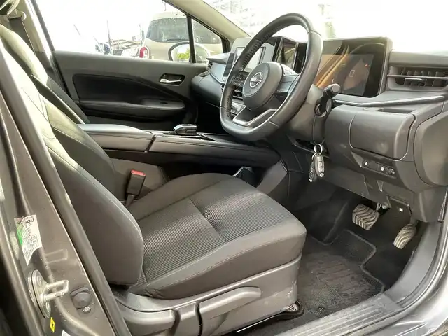 日産 ノート X FOUR 島根県 2023(令5)年 6.9万km ダークメタルグレー 4WD/社外メモリナビ　/(AM/FM/Ｂｌｕｅｔｏｏｔｈ接続)/前方ドライブレコーダー/ＥＴＣ　/バックカメラ　/インテリジェント　エマージェンシーブレーキ/レーンアシスト/後側方車両検知警報システム/前後コーナーセンサー/前席シートヒーター　/ステアリングヒーター/電動パーキングブレーキ/オートホールド　/オートハイビーム/ライト　/純正フロアマット/スペアキー1本