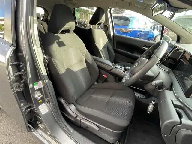 日産 ノート X FOUR 島根県 2023(令5)年 6.9万km ダークメタルグレー 4WD/社外メモリナビ　/(AM/FM/Ｂｌｕｅｔｏｏｔｈ接続)/前方ドライブレコーダー/ＥＴＣ　/バックカメラ　/インテリジェント　エマージェンシーブレーキ/レーンアシスト/後側方車両検知警報システム/前後コーナーセンサー/前席シートヒーター　/ステアリングヒーター/電動パーキングブレーキ/オートホールド　/オートハイビーム/ライト　/純正フロアマット/スペアキー1本