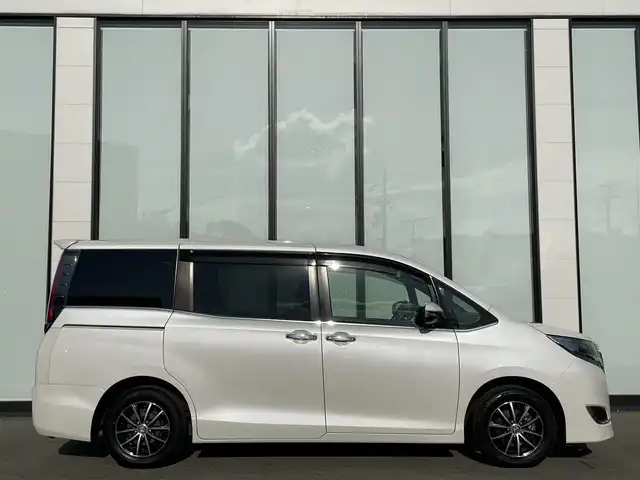 トヨタ エスクァイア Gi プレミアムパッケージ ブラックテーラード 大阪府 2019(平31)年 3万km ホワイトパールクリスタルシャイン 純正9インチナビ/・フルセグTV/BT/トヨタセーフティセンス /リアビューモニター /両側パワースライドドア /クルーズコントロール /ETC /前席シートヒーター /クリアランスソナー /純正15インチAW /純正フロアマット /LEDヘッド・フォグ/保証書・取説/スペアキー