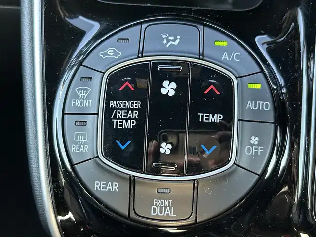 トヨタ エスクァイア Gi プレミアムパッケージ ブラックテーラード 大阪府 2019(平31)年 3万km ホワイトパールクリスタルシャイン 純正9インチナビ/・フルセグTV/BT/トヨタセーフティセンス /リアビューモニター /両側パワースライドドア /クルーズコントロール /ETC /前席シートヒーター /クリアランスソナー /純正15インチAW /純正フロアマット /LEDヘッド・フォグ/保証書・取説/スペアキー