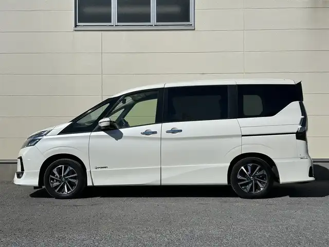 日産 セレナ e－パワー ハイウェイスター V 茨城県 2019(令1)年 6.8万km ブリリアントホワイトパール 10インチ純正ナビ/革巻きステアリング/アラウンドビューモニター/ステアリングスイッチ/ステアリングヒーター/プロパイロット/防水シート/両側パワースライドドア/電子式パーキング/ETC/純正ドライブレコーダー/LEDヘッドライト/WAC/エマージェンシーブレーキ