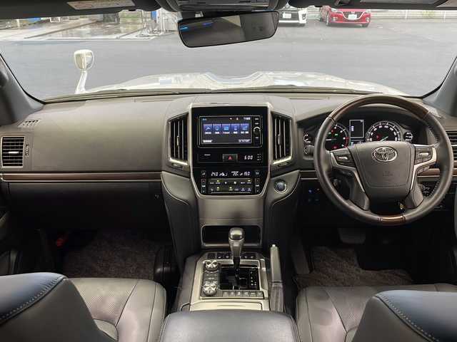 トヨタ ランドクルーザー ZX 栃木県 2017(平29)年 2.2万km シルバーM 4WD/純正ナビ(NSZT-W66T)/(フルセグ・Bluetooth・CD・DVD)/ムーンルーフ/本革シート/リアモニター(TVM-PW910)/トヨタセーフティセンス/・プリクラッシュセーフティ/・レーンキープアシストシステム/・オートハイビーム/・アダプティブクルーズコントロール/前後コーナーセンサー/ブラインドスポットモニター/三列目シート/シートヒーター(前席＋二列目)/エアシート(前席＋二列目)/ステアリングヒーター/パワーシート/電動リアゲート/ウッドコンビハンドル/サイドステップ/HIDヘッドライト/オートライト/前後ドライブレコーダー