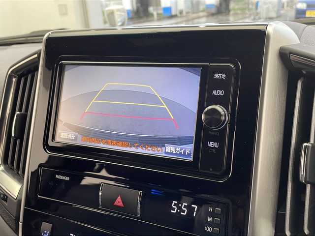 トヨタ ランドクルーザー ZX 栃木県 2017(平29)年 2.2万km シルバーM 4WD/純正ナビ(NSZT-W66T)/(フルセグ・Bluetooth・CD・DVD)/ムーンルーフ/本革シート/リアモニター(TVM-PW910)/トヨタセーフティセンス/・プリクラッシュセーフティ/・レーンキープアシストシステム/・オートハイビーム/・アダプティブクルーズコントロール/前後コーナーセンサー/ブラインドスポットモニター/三列目シート/シートヒーター(前席＋二列目)/エアシート(前席＋二列目)/ステアリングヒーター/パワーシート/電動リアゲート/ウッドコンビハンドル/サイドステップ/HIDヘッドライト/オートライト/前後ドライブレコーダー