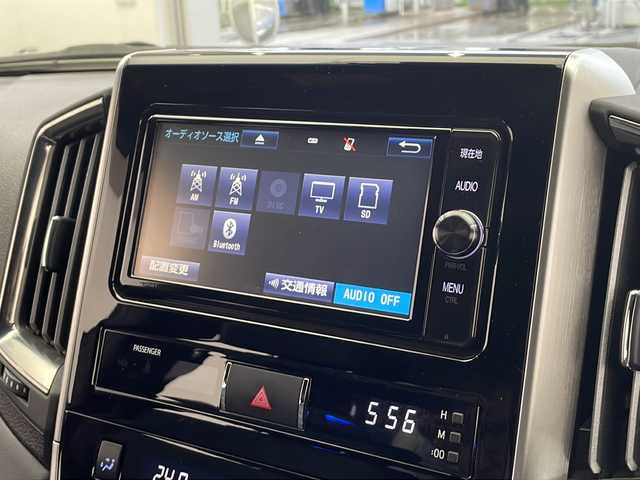 トヨタ ランドクルーザー ZX 栃木県 2017(平29)年 2.2万km シルバーM 4WD/純正ナビ(NSZT-W66T)/(フルセグ・Bluetooth・CD・DVD)/ムーンルーフ/本革シート/リアモニター(TVM-PW910)/トヨタセーフティセンス/・プリクラッシュセーフティ/・レーンキープアシストシステム/・オートハイビーム/・アダプティブクルーズコントロール/前後コーナーセンサー/ブラインドスポットモニター/三列目シート/シートヒーター(前席＋二列目)/エアシート(前席＋二列目)/ステアリングヒーター/パワーシート/電動リアゲート/ウッドコンビハンドル/サイドステップ/HIDヘッドライト/オートライト/前後ドライブレコーダー