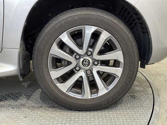 トヨタ ランドクルーザー ZX 栃木県 2017(平29)年 2.2万km シルバーM 4WD/純正ナビ(NSZT-W66T)/(フルセグ・Bluetooth・CD・DVD)/ムーンルーフ/本革シート/リアモニター(TVM-PW910)/トヨタセーフティセンス/・プリクラッシュセーフティ/・レーンキープアシストシステム/・オートハイビーム/・アダプティブクルーズコントロール/前後コーナーセンサー/ブラインドスポットモニター/三列目シート/シートヒーター(前席＋二列目)/エアシート(前席＋二列目)/ステアリングヒーター/パワーシート/電動リアゲート/ウッドコンビハンドル/サイドステップ/HIDヘッドライト/オートライト/前後ドライブレコーダー