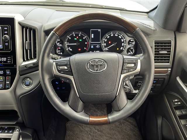 トヨタ ランドクルーザー ZX 栃木県 2017(平29)年 2.2万km シルバーM 4WD/純正ナビ(NSZT-W66T)/(フルセグ・Bluetooth・CD・DVD)/ムーンルーフ/本革シート/リアモニター(TVM-PW910)/トヨタセーフティセンス/・プリクラッシュセーフティ/・レーンキープアシストシステム/・オートハイビーム/・アダプティブクルーズコントロール/前後コーナーセンサー/ブラインドスポットモニター/三列目シート/シートヒーター(前席＋二列目)/エアシート(前席＋二列目)/ステアリングヒーター/パワーシート/電動リアゲート/ウッドコンビハンドル/サイドステップ/HIDヘッドライト/オートライト/前後ドライブレコーダー