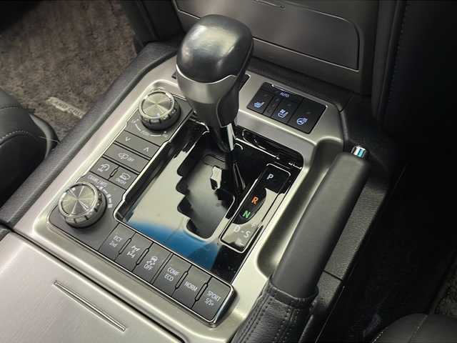 トヨタ ランドクルーザー ZX 栃木県 2017(平29)年 2.2万km シルバーM 4WD/純正ナビ(NSZT-W66T)/(フルセグ・Bluetooth・CD・DVD)/ムーンルーフ/本革シート/リアモニター(TVM-PW910)/トヨタセーフティセンス/・プリクラッシュセーフティ/・レーンキープアシストシステム/・オートハイビーム/・アダプティブクルーズコントロール/前後コーナーセンサー/ブラインドスポットモニター/三列目シート/シートヒーター(前席＋二列目)/エアシート(前席＋二列目)/ステアリングヒーター/パワーシート/電動リアゲート/ウッドコンビハンドル/サイドステップ/HIDヘッドライト/オートライト/前後ドライブレコーダー