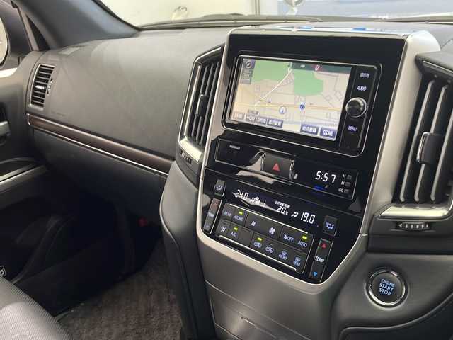 トヨタ ランドクルーザー ZX 栃木県 2017(平29)年 2.2万km シルバーM 4WD/純正ナビ(NSZT-W66T)/(フルセグ・Bluetooth・CD・DVD)/ムーンルーフ/本革シート/リアモニター(TVM-PW910)/トヨタセーフティセンス/・プリクラッシュセーフティ/・レーンキープアシストシステム/・オートハイビーム/・アダプティブクルーズコントロール/前後コーナーセンサー/ブラインドスポットモニター/三列目シート/シートヒーター(前席＋二列目)/エアシート(前席＋二列目)/ステアリングヒーター/パワーシート/電動リアゲート/ウッドコンビハンドル/サイドステップ/HIDヘッドライト/オートライト/前後ドライブレコーダー