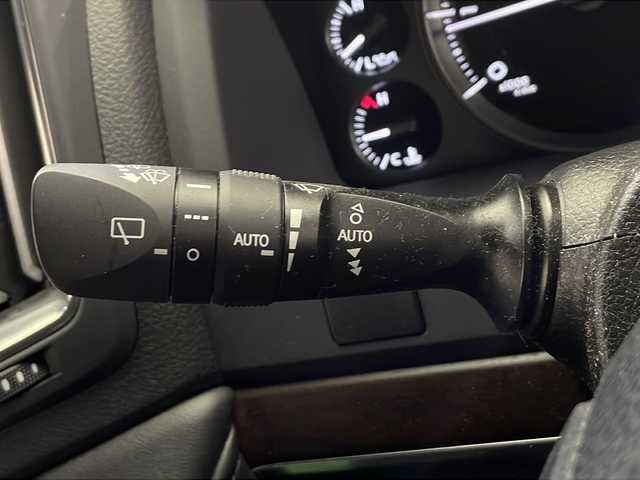 トヨタ ランドクルーザー ZX 栃木県 2017(平29)年 2.2万km シルバーM 4WD/純正ナビ(NSZT-W66T)/(フルセグ・Bluetooth・CD・DVD)/ムーンルーフ/本革シート/リアモニター(TVM-PW910)/トヨタセーフティセンス/・プリクラッシュセーフティ/・レーンキープアシストシステム/・オートハイビーム/・アダプティブクルーズコントロール/前後コーナーセンサー/ブラインドスポットモニター/三列目シート/シートヒーター(前席＋二列目)/エアシート(前席＋二列目)/ステアリングヒーター/パワーシート/電動リアゲート/ウッドコンビハンドル/サイドステップ/HIDヘッドライト/オートライト/前後ドライブレコーダー