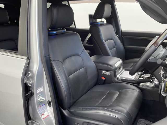 トヨタ ランドクルーザー ZX 栃木県 2017(平29)年 2.2万km シルバーM 4WD/純正ナビ(NSZT-W66T)/(フルセグ・Bluetooth・CD・DVD)/ムーンルーフ/本革シート/リアモニター(TVM-PW910)/トヨタセーフティセンス/・プリクラッシュセーフティ/・レーンキープアシストシステム/・オートハイビーム/・アダプティブクルーズコントロール/前後コーナーセンサー/ブラインドスポットモニター/三列目シート/シートヒーター(前席＋二列目)/エアシート(前席＋二列目)/ステアリングヒーター/パワーシート/電動リアゲート/ウッドコンビハンドル/サイドステップ/HIDヘッドライト/オートライト/前後ドライブレコーダー