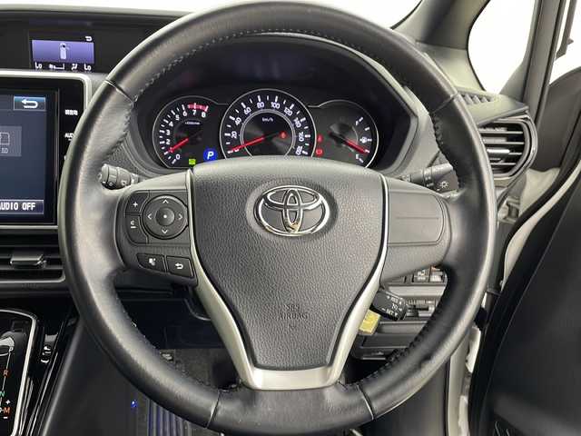 トヨタ ノア Si ダブルバイビー 千葉県 2018(平30)年 4.2万km ホワイトパールクリスタルシャイン セーフティセンス/・プリクラッシュセーフティ/・レーンディパーチャーアラート/・オートマチックハイビーム/・先行車発進告知機能/純正10インチメモリーナビ/・フルセグTV/・Bluetooth接続/・CD/DVD再生機能/フリップダウンモニター/ハーフレザーシート/両側パワースライドドア/ビルトインETC/LEDヘッドライト/スマートキー