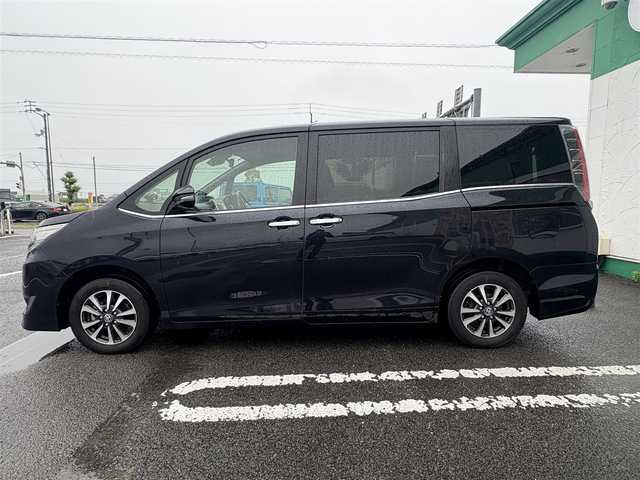 トヨタ エスクァイア Gi プレミアムパッケージ ブラックテーラード 鹿児島県 2019(令1)年 4.2万km スパークリングブラックパールクリスタルシャイン 純正10インチナビ　NSZN-Z68T/AM/FM/Bluetooth/DISC/USB/TV/SD/HDMI/両側電動スライドドア/バックカメラ/ハーフレザーシート/ハンドルヒーター/ETC2.0/前後ドライブレコーダー/シートヒーター/純正15インチアルミホイール/LEDヘッドライト/フォグライト/オートライト/アイドリングストップ/スマートキー/純正フロアマット/レーンキープアシスト/プッシュスタート
