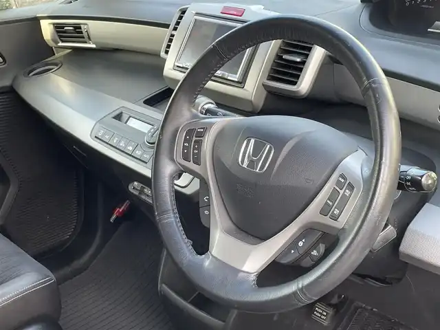 ホンダ フリード ハイブリット ジャストセレクション 埼玉県 2012(平24)年 9.4万km ポリッシュドメタルメタリック (株)IDOMが運営する【じしゃロン川越店】の自社ローン専用車両になります。/こちらは現金またはオートローンご利用時の価格です。/自社ローンご希望の方は別途その旨お申付け下さい/ナビ/（AM/FM/CD/DVD)　/両側パワースライドドア　/フルセグTV/クルーズコントロール　/ハーフレザーシート　/オートライト　/ＨＩＤヘッドライト　/スマートキー　/電動格納ミラー