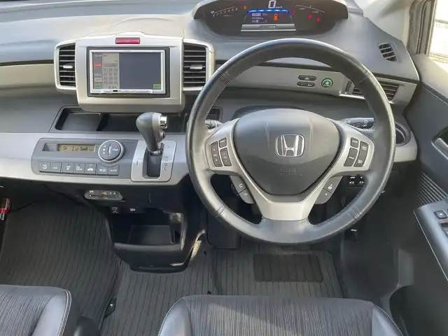 ホンダ フリード ハイブリット ジャストセレクション 埼玉県 2012(平24)年 9.4万km ポリッシュドメタルメタリック (株)IDOMが運営する【じしゃロン川越店】の自社ローン専用車両になります。/こちらは現金またはオートローンご利用時の価格です。/自社ローンご希望の方は別途その旨お申付け下さい/ナビ/（AM/FM/CD/DVD)　/両側パワースライドドア　/フルセグTV/クルーズコントロール　/ハーフレザーシート　/オートライト　/ＨＩＤヘッドライト　/スマートキー　/電動格納ミラー