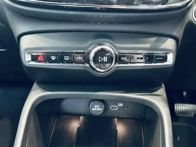 ボルボ ボルボ ＸＣ４０ アルティメット B4 AWDダークED 大阪府 2023(令5)年 1.2万km クリスタルホワイトP ハーマンカードン/ハーフレザー/パワーシート/Dシートメモリ/シートヒーター/ステアリングヒーター/ACC/BLIS/純正ナビ/360度カメラ/applecarplay/純正19インチAW/LEDヘッドライト/電動リアゲート/ワイヤレス充電