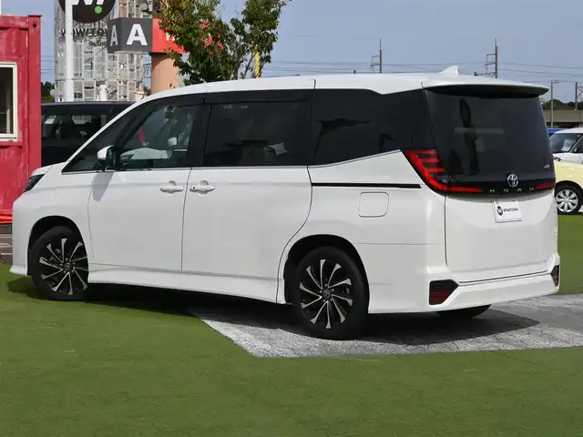 トヨタ ノア S－Z 千葉県 2024(令6)年 0.4万km ホワイトパールクリスタルシャイン Toyota Safety Sense/・プリクラッシュセーフティ/・レーンディパーチャーアラート/・オートハイビーム/・レーダークルーズコントロール/パワーバックドア/両側パワースライドドア/10.5インチ純正コネクティッドナビ/地デジTV/【DVD/CD再生機能　Bluetooth接続】/バックカメラ/ドライブレコーダー（前後撮影）【TZ-DR210】/ハーフレザーシート/前席シートヒーター/後席オットマン/革巻きステアリング/ステアリングスイッチ/ETC（2.0）/LEDヘッドライト/フォグライト/ウインカーミラー/クリアランスソナー/純正17インチアルミホイル/サイド/カーテンエアバッグ/スマートキー