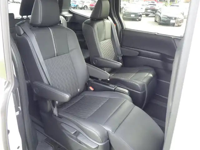 トヨタ ノア S－Z 千葉県 2024(令6)年 0.4万km ホワイトパールクリスタルシャイン Toyota Safety Sense/・プリクラッシュセーフティ/・レーンディパーチャーアラート/・オートハイビーム/・レーダークルーズコントロール/パワーバックドア/両側パワースライドドア/10.5インチ純正コネクティッドナビ/地デジTV/【DVD/CD再生機能　Bluetooth接続】/バックカメラ/ドライブレコーダー（前後撮影）【TZ-DR210】/ハーフレザーシート/前席シートヒーター/後席オットマン/革巻きステアリング/ステアリングスイッチ/ETC（2.0）/LEDヘッドライト/フォグライト/ウインカーミラー/クリアランスソナー/純正17インチアルミホイル/サイド/カーテンエアバッグ/スマートキー