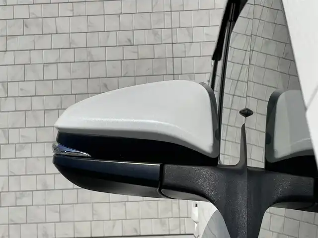 トヨタ ヴォクシー ハイブリッド ZS 福岡県 2017(平29)年 6万km ホワイトパールクリスタルシャイン 社外7型HDDナビ（フルセグTV/CD/DVD/BT）バックカメラ後席フリップダウンモニター両側パワスラ前後ドラレコETC純正フロアマット純正16インチアルミホイールスマートキープッシュスタート