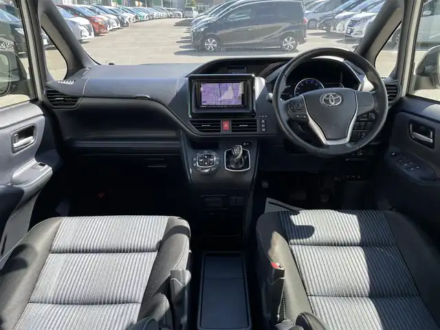 トヨタ ヴォクシー ハイブリッド ZS 福岡県 2017(平29)年 6万km ホワイトパールクリスタルシャイン 社外7型HDDナビ（フルセグTV/CD/DVD/BT）バックカメラ後席フリップダウンモニター両側パワスラ前後ドラレコETC純正フロアマット純正16インチアルミホイールスマートキープッシュスタート