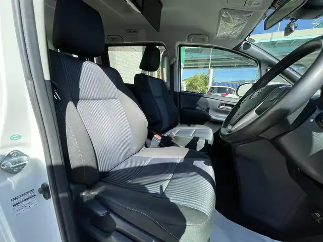 トヨタ ヴォクシー ハイブリッド ZS 福岡県 2017(平29)年 6万km ホワイトパールクリスタルシャイン 社外7型HDDナビ（フルセグTV/CD/DVD/BT）バックカメラ後席フリップダウンモニター両側パワスラ前後ドラレコETC純正フロアマット純正16インチアルミホイールスマートキープッシュスタート