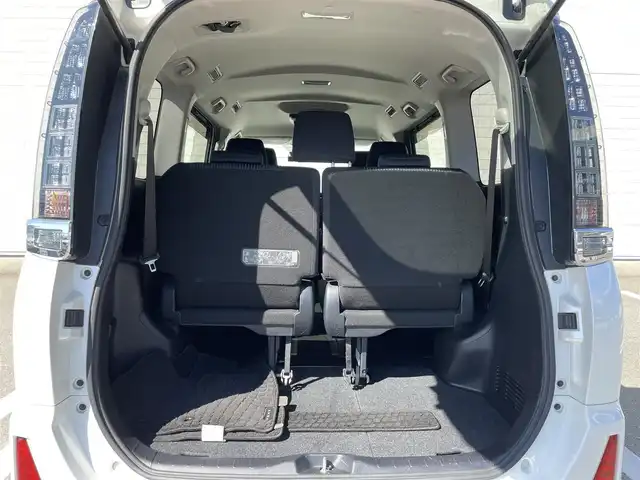 トヨタ ヴォクシー ハイブリッド ZS 福岡県 2017(平29)年 6万km ホワイトパールクリスタルシャイン 社外7型HDDナビ（フルセグTV/CD/DVD/BT）バックカメラ後席フリップダウンモニター両側パワスラ前後ドラレコETC純正フロアマット純正16インチアルミホイールスマートキープッシュスタート