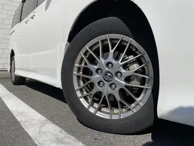 トヨタ ヴォクシー ハイブリッド ZS 福岡県 2017(平29)年 6万km ホワイトパールクリスタルシャイン 社外7型HDDナビ（フルセグTV/CD/DVD/BT）バックカメラ後席フリップダウンモニター両側パワスラ前後ドラレコETC純正フロアマット純正16インチアルミホイールスマートキープッシュスタート