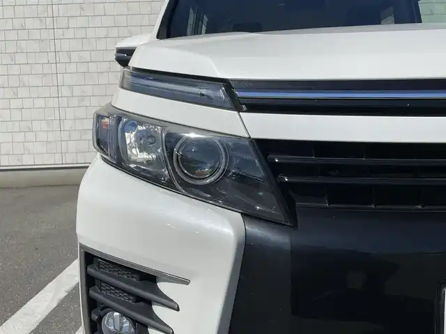 トヨタ ヴォクシー ハイブリッド ZS 福岡県 2017(平29)年 6万km ホワイトパールクリスタルシャイン 社外7型HDDナビ（フルセグTV/CD/DVD/BT）バックカメラ後席フリップダウンモニター両側パワスラ前後ドラレコETC純正フロアマット純正16インチアルミホイールスマートキープッシュスタート